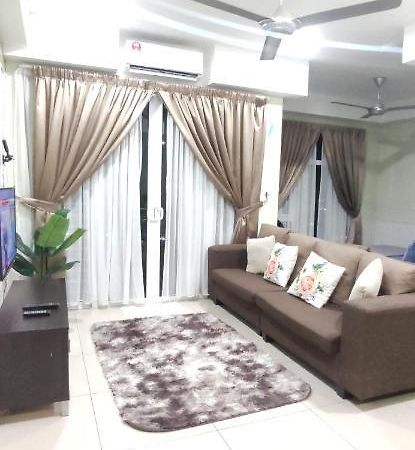 Dperdana -Dinies Pool,Wifi, Centre Of Kota Bharu, 4-5 Pax Apartamento Exterior foto