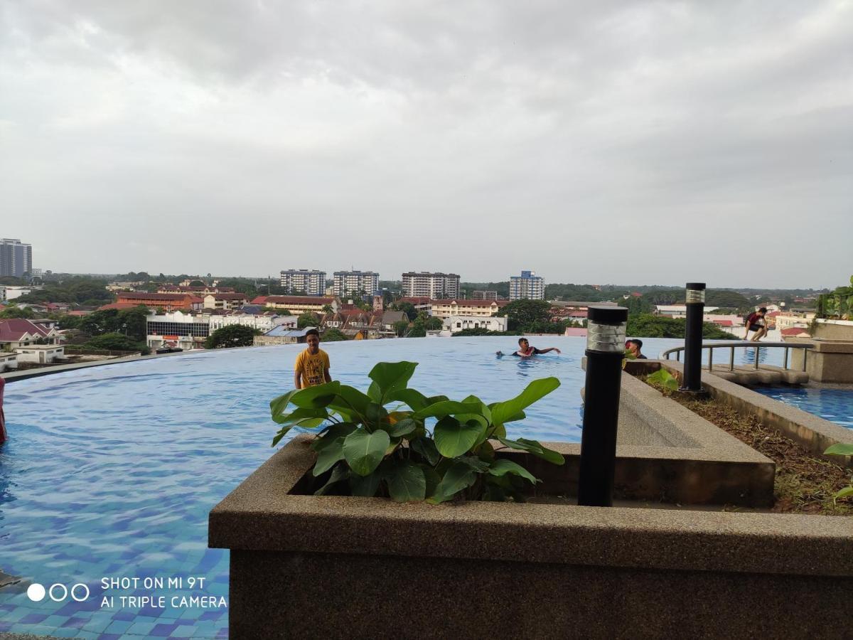 Dperdana -Dinies Pool,Wifi, Centre Of Kota Bharu, 4-5 Pax Apartamento Exterior foto