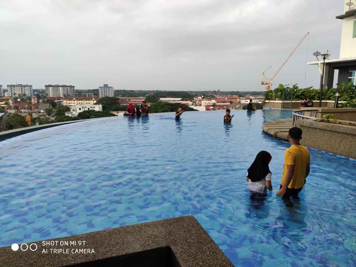 Dperdana -Dinies Pool,Wifi, Centre Of Kota Bharu, 4-5 Pax Apartamento Exterior foto
